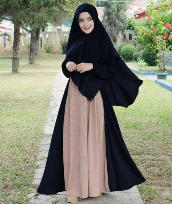 Hijab syar'i dengan aksen layer di bagian belakang
